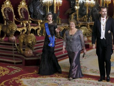 Debutan las Bacheliticosas: Presidenta se mandó flor de #Fail en cena con reyes de España