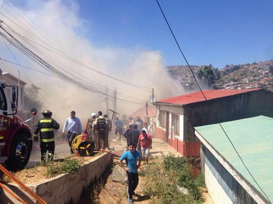 Incendio consume viviendas en el sector Playa Ancha de Valparaíso