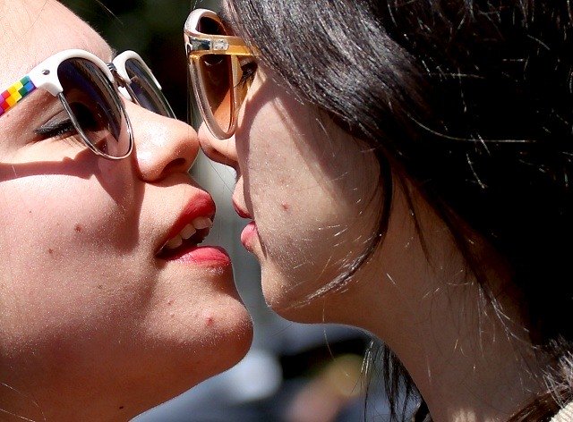 Revisa las postales que dejó la besatón por el matrimonio igualitario en Santiago