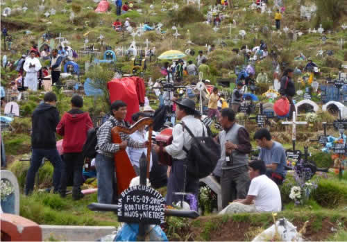 Peruanos visitan a difuntos, comparten tradiciones y acuden a procesión