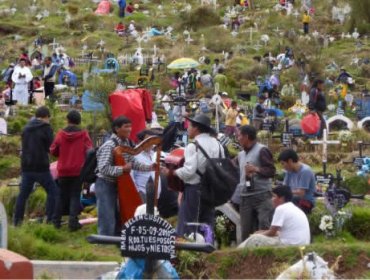 Peruanos visitan a difuntos, comparten tradiciones y acuden a procesión