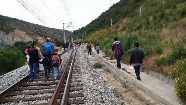 Falla en el Metro de Valparaíso obliga a pasajeros a caminar por las vías