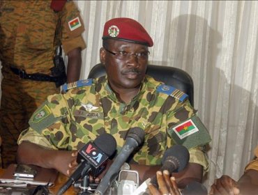 El Ejército se aferra al poder en Burkina pese al clamor por un líder civil