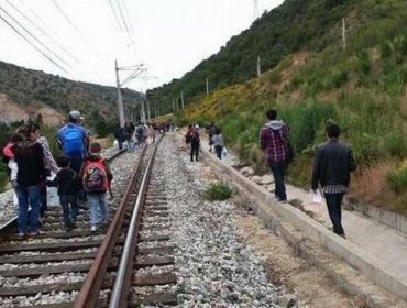 Falla en el Metro de Valparaíso obliga a pasajeros a caminar por las vías