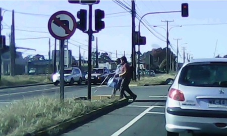 Video: Conductor bajó de su vehículo para ayudar a cruzar a una persona no vidente en ruta de Concepción