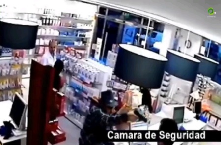 Delincuente llegó con pistola en mano a asaltar una farmacia y al no ser tomado en cuenta se fue del lugar