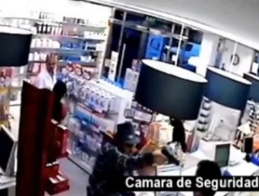 Delincuente llegó con pistola en mano a asaltar una farmacia y al no ser tomado en cuenta se fue del lugar