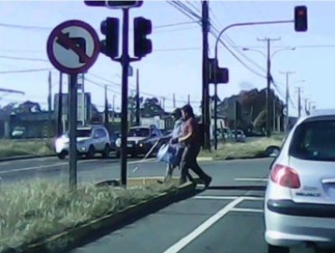 Video: Conductor bajó de su vehículo para ayudar a cruzar a una persona no vidente en ruta de Concepción