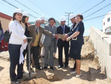 Autoridades y Vecinos colocan Primera Piedra en Obra del Cerro Mariposas