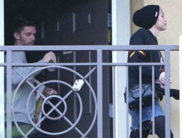 Fotografían a Miley Cyrus saliendo del departamento del hijo de Arnold Schwarzenegger