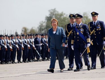 Bachelet encabeza ceremonia de cambio de mando en la Fuerza Aérea