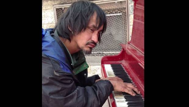 No podrás creer como este vagabundo toca el piano y su impactante historia que conmueve al mundo