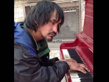 No podrás creer como este vagabundo toca el piano y su impactante historia que conmueve al mundo