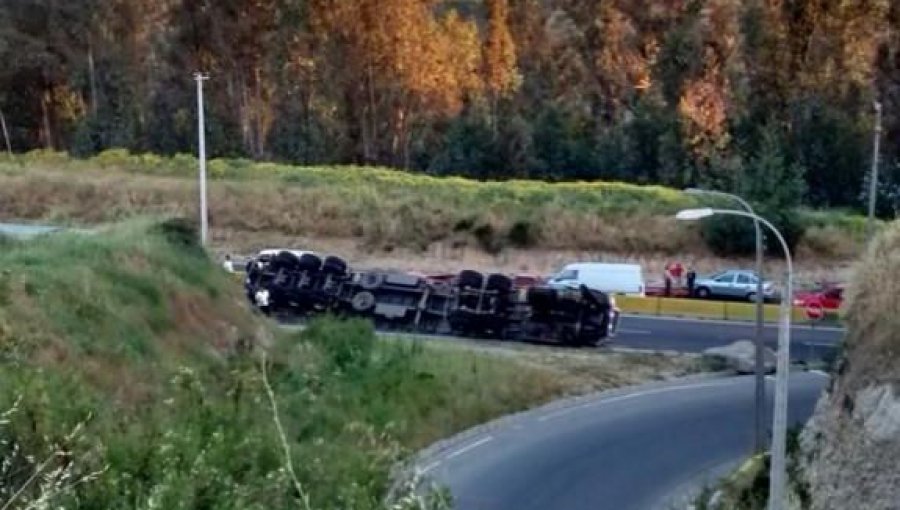 Camión sufre volcamiento en plena ruta Las Palmas