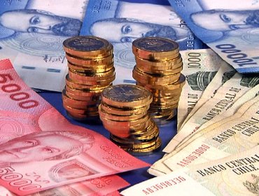 Peso chileno abre al alza frente al dólar tras fuerte subida de la inflación