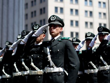 Soldados y gendarmes participaron en el izamiento de la Gran Bandera Nacional