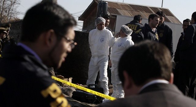 Hombre encontrado muerto en sitio eriazo de Cerro Navia podría ser por un posible homicidio