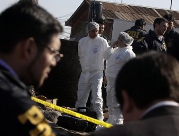 Hombre encontrado muerto en sitio eriazo de Cerro Navia podría ser por un posible homicidio