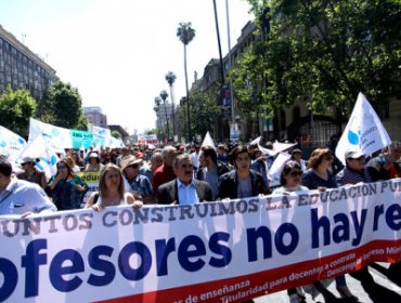 Colegio de Profesores dividido por decisión de deponer para indefinido