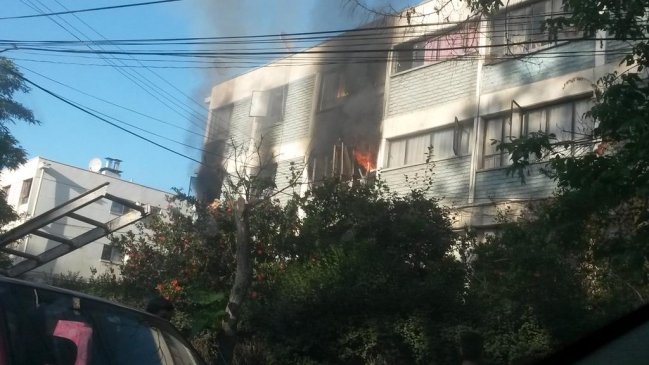 Incendio en block de departamentos deja una decena de heridos en Peñalolén