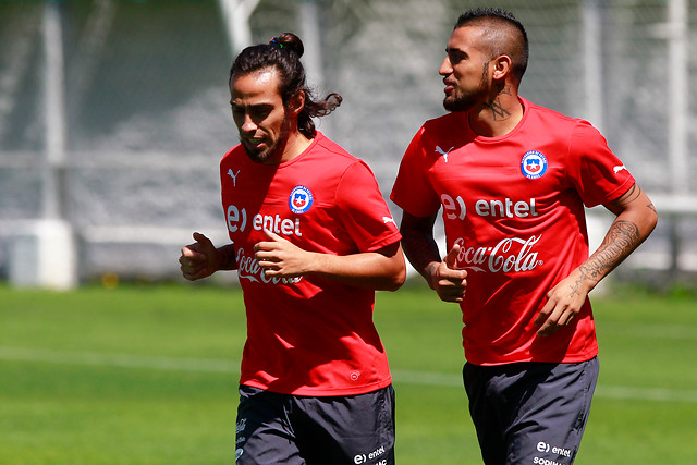 Jugadores de La Roja aplauden a Jorge Valdivia en su primer entrenamiento previo a los partidos de Venezuela y Uruguay