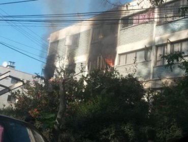 Incendio en block de departamentos deja una decena de heridos en Peñalolén