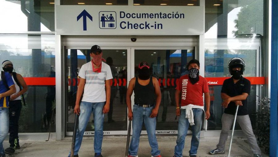 Manifestantes mexicanos se toman aeropuerto de Acapulco en protesta por asesinato de los 43 estudiantes