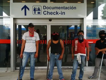 Manifestantes mexicanos se toman aeropuerto de Acapulco en protesta por asesinato de los 43 estudiantes