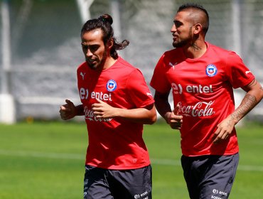 Jugadores de La Roja aplauden a Jorge Valdivia en su primer entrenamiento previo a los partidos de Venezuela y Uruguay