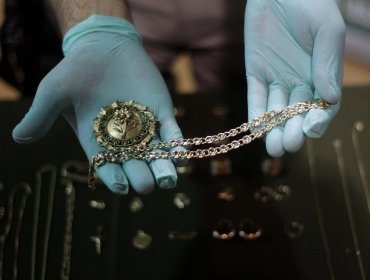 Carabineros muestra las joyas incautadas tras robo en la "Tía Rica"