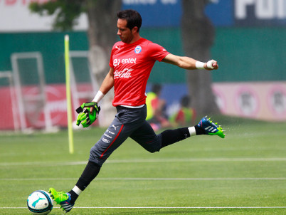 Claudio Bravo criticó a Julio Barroso y pidió mayor recambio en la selección chilena