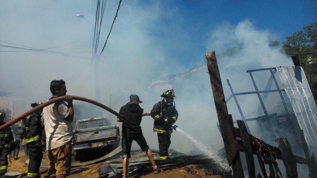 Incendio de viviendas movilizó a Bomberos en Viña del Mar