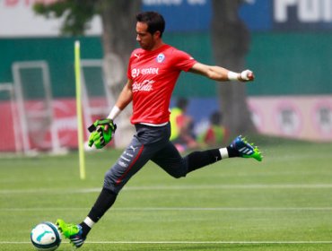 Claudio Bravo criticó a Julio Barroso y pidió mayor recambio en la selección chilena