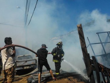 Incendio de viviendas movilizó a Bomberos en Viña del Mar