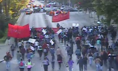 Gran congestión en un tramo de la alameda por marcha no autorizada de deudores habitacionales