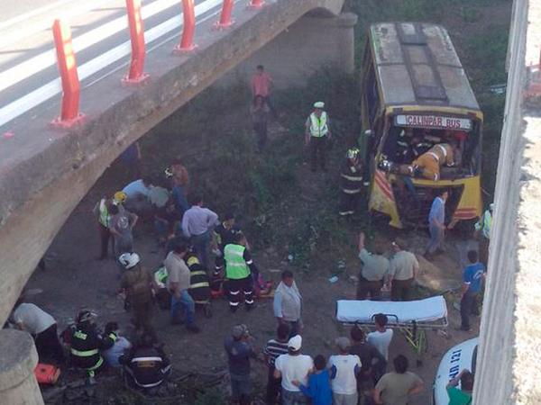 Bus rural desbarranca en puente de Linares con pasajeros a bordo