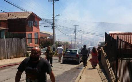 Onemi declara Alerta Roja por voraz incendio forestal en cerro Los Placeres de Valparaíso