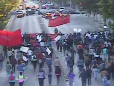 Gran congestión en un tramo de la alameda por marcha no autorizada de deudores habitacionales