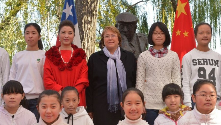 Bachelet homenajea a Neruda en Pekín: "Él estaría hoy orgulloso de China"