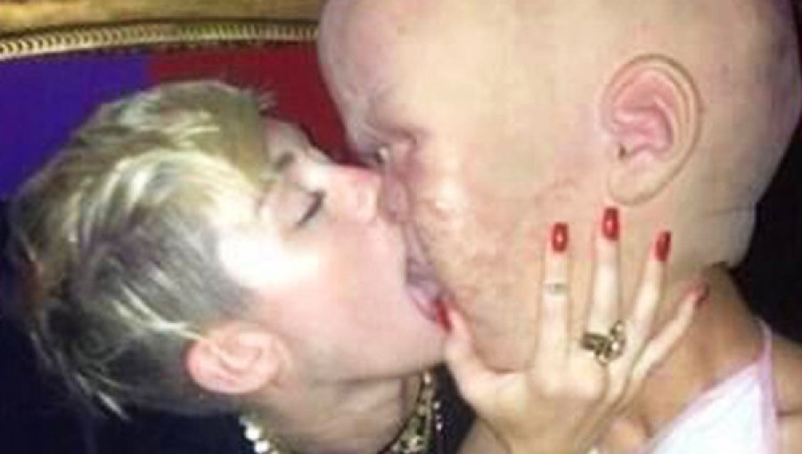 Miley Cyrus protagoniza extraña y desagradable foto