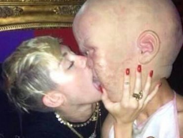 Miley Cyrus protagoniza extraña y desagradable foto