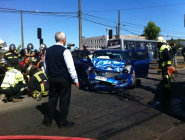 3 lesionados tras colisión y volcamiento de vehículo en Concepción