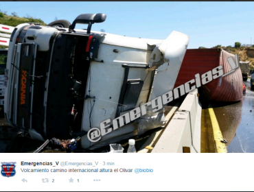 Volcamiento camino internacional deja un lesionado atrapado