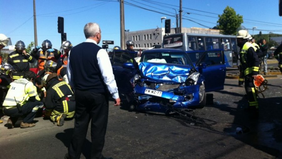 3 lesionados tras colisión y volcamiento de vehículo en Concepción