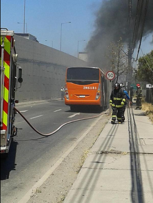 Bus del Transantiago se quema en Américo Vespucio