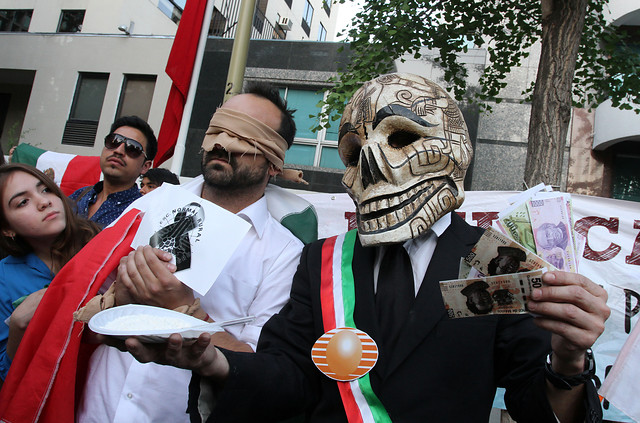 Cientos personas se reúnen frente a la embajada de México en Santiago