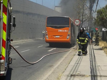 Bus del Transantiago se quema en Américo Vespucio