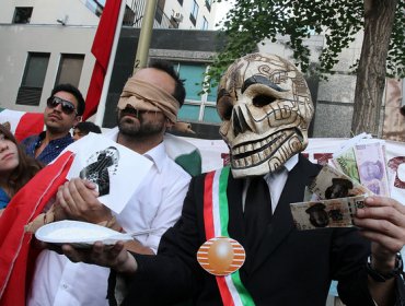 Cientos personas se reúnen frente a la embajada de México en Santiago