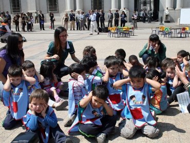 Colegios de la Región Metropolitana realizan simulacro de terremoto 8.8