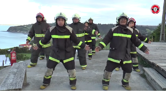 Bomberos de Achao sorprenden bailando “Comerte Toda” al estilo “Nene Malo”